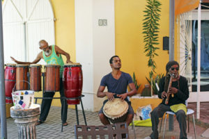 Drei Musiker sorgen in San Nicolas, Aruba mit karibischen Sounds