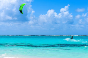 Kitesurfen im warmen karibischen Meer