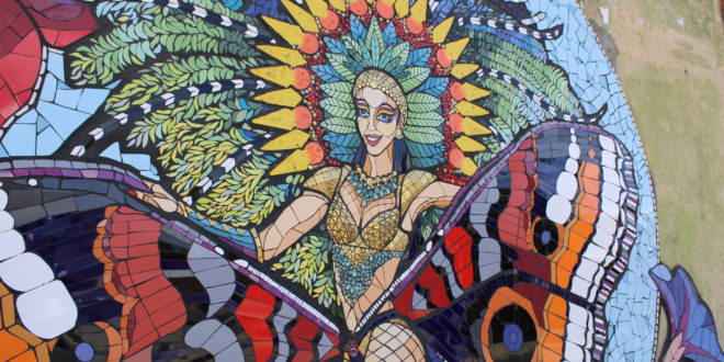 Mosaik einer Karnevals-Nymphe in San Nicolas, Aruba