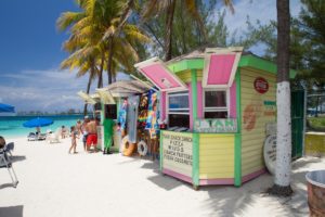Bunte Hütten am Strand von Nassau, Bahamas