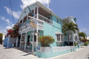 Eines der pastellfarbenen Häuser auf Green Turtle Cay, Bahamas