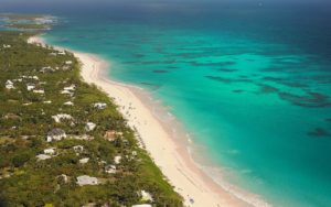 Blick auf die leicht rosafarbenen Sandstrände auf Harbour Island, Bahamas