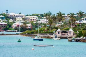 Boote und bunte Architektur entlang der Küstenlinie in Hamilton, Bermuda